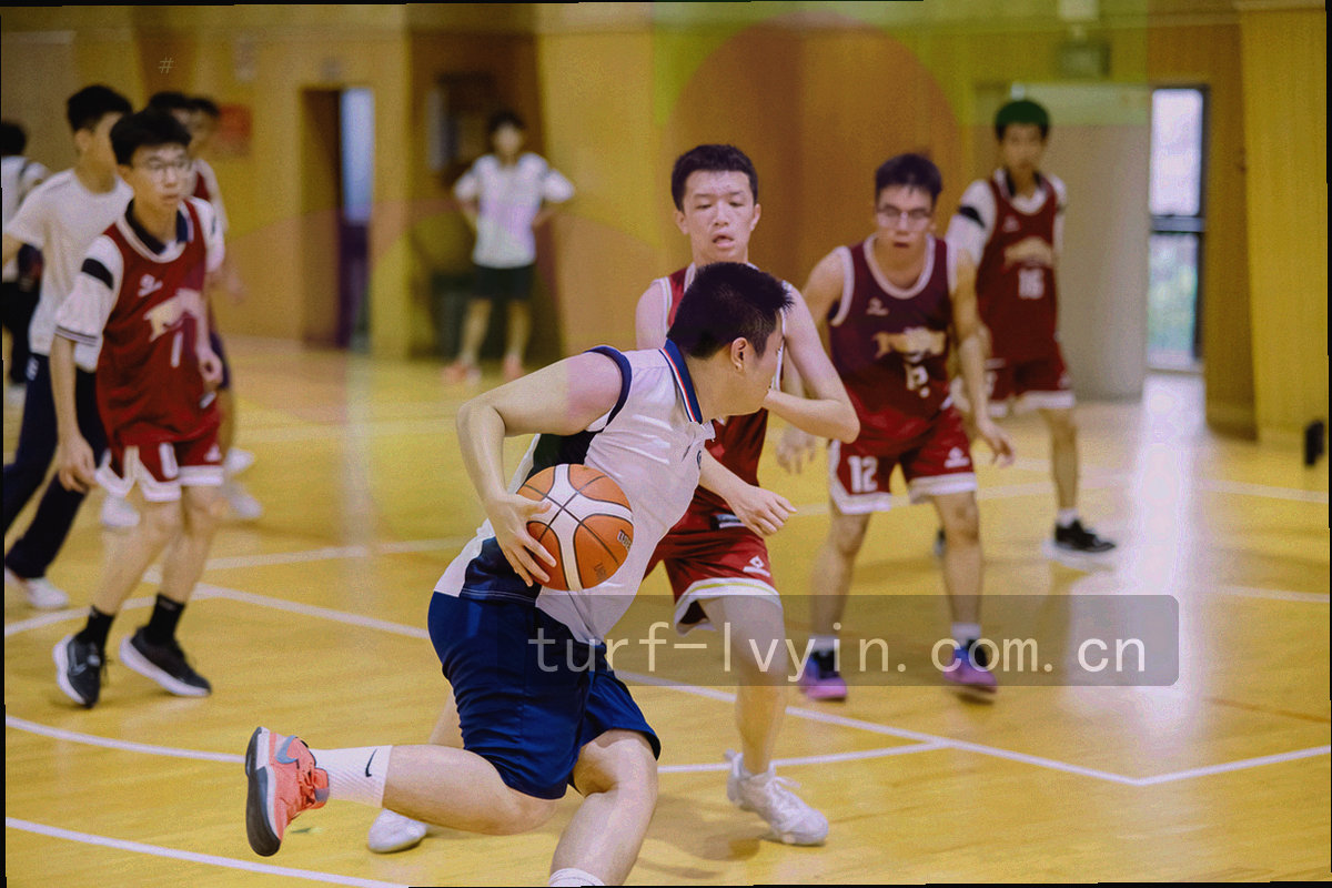 战术板上用记号笔画出的箭头指向多个轮次标记